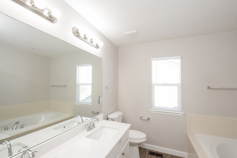3,155/Mo, 3903 S Shawnee Way Aurora, CO 80018 Main Bathroom View