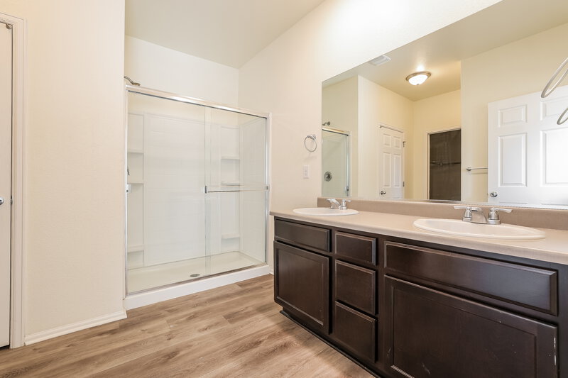 2,675/Mo, 535 Hermosa St Lochbuie, CO 80603 Main Bathroom View