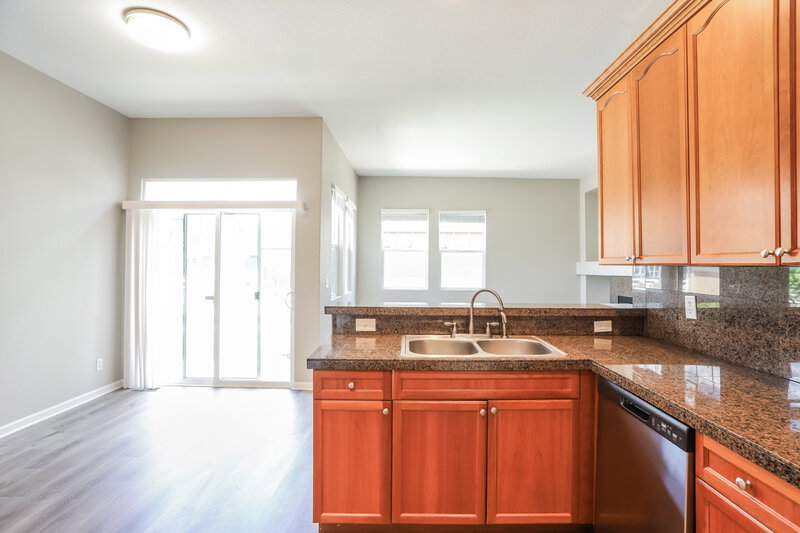 3,215/Mo, 1338 S Duquesne Ct Aurora, CO 80018 Kitchen View 2