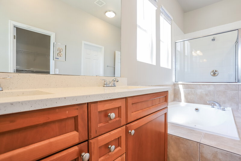 3,215/Mo, 1338 S Duquesne Ct Aurora, CO 80018 Main Bathroom View