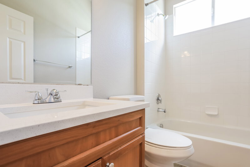 3,215/Mo, 1338 S Duquesne Ct Aurora, CO 80018 Bathroom View 2
