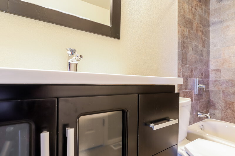 2,860/Mo, 14445 W Yale Pl Lakewood, CO 80228 Main Bathroom View