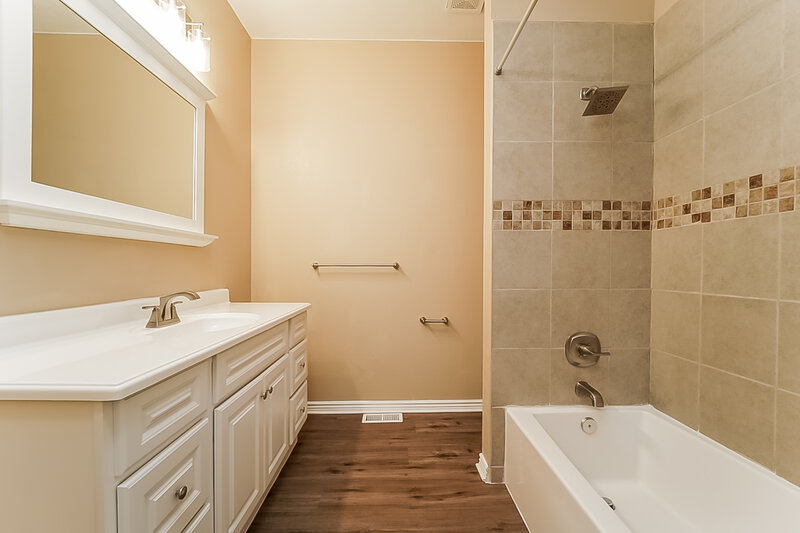 2,610/Mo, 4494 Genoa St Denver, CO 80249 Main Bathroom View