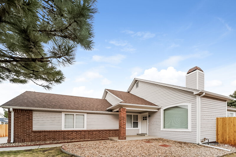 2,610/Mo, 4494 Genoa St Denver, CO 80249 Side View