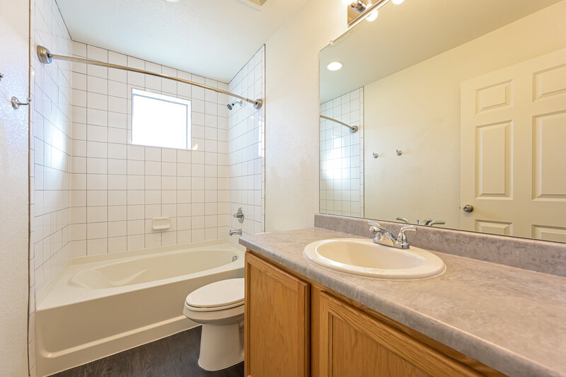 3,085/Mo, 5559 Cathay Ct Denver, CO 80249 Bathroom View