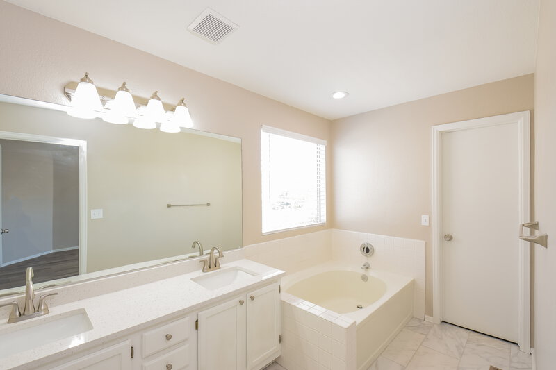 3,035/Mo, 2793 S Danube St Aurora, CO 80013 Main Bathroom View