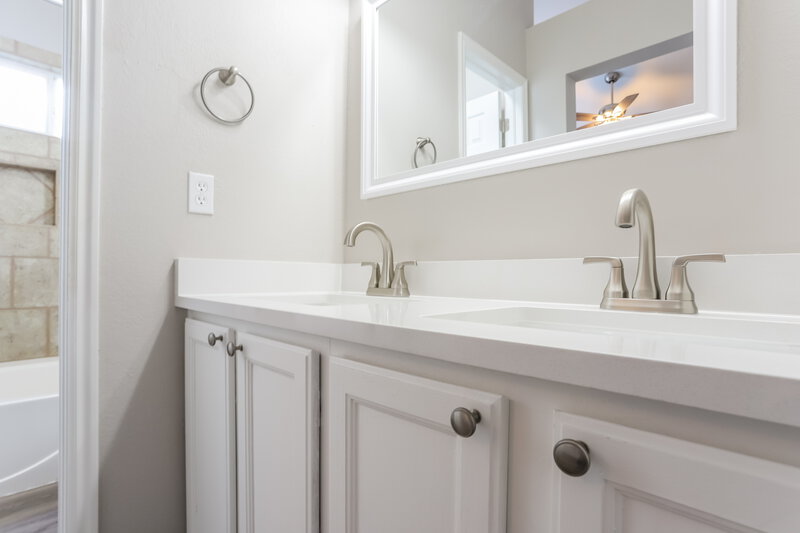 2,950/Mo, 8574 Bluegrass Cir Parker, CO 80134 Main Bathroom View