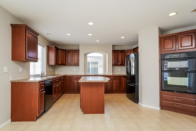 3,825/Mo, 19054 Burlington Pl Denver, CO 80249 Kitchen View 2