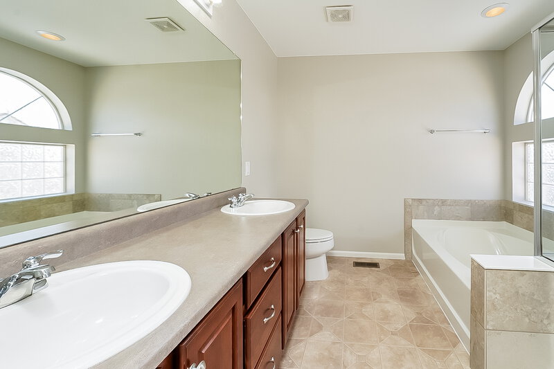 3,825/Mo, 19054 Burlington Pl Denver, CO 80249 Main Bathroom View
