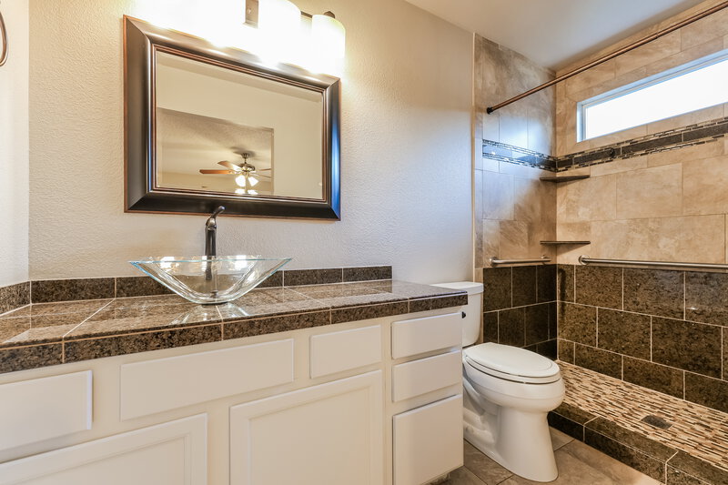 3,330/Mo, 1315 W 133rd Cir Westminster, CO 80234 Main Bathroom View