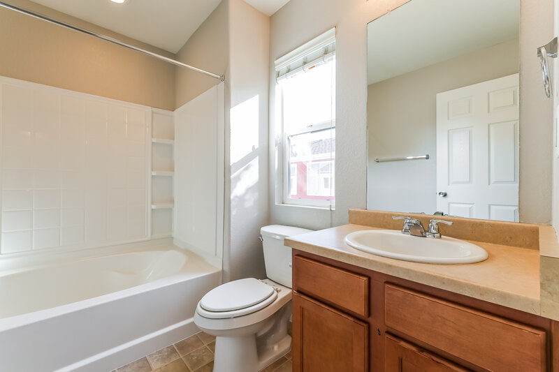 2,505/Mo, 18609 E 45th Pl Denver, CO 80249 Main Bathroom View