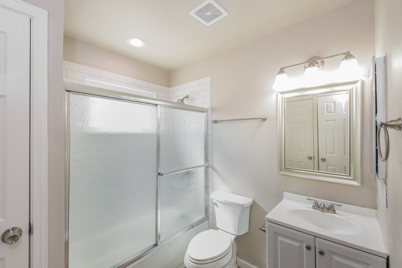 2,555/Mo, 19858 E Linvale Pl Aurora, CO 80013 Main Bathroom View