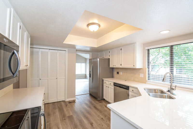 3,500/Mo, 5481 S Ventura Ct Centennial, CO 80015 Kitchen View 2