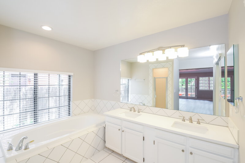 3,500/Mo, 5481 S Ventura Ct Centennial, CO 80015 Main Bathroom View