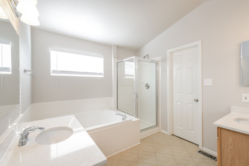 2,870/Mo, 11594 Oswego St Commerce City, CO 80640 Main Bathroom View