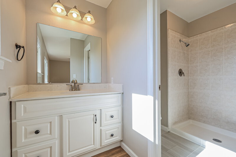 3,390/Mo, 2014 S Elkhart St Aurora, CO 80014 Main Bathroom View