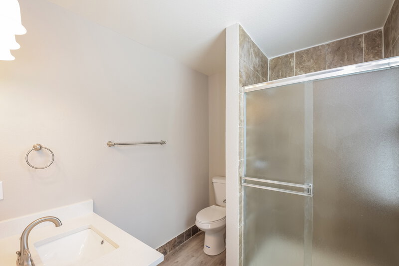 2,925/Mo, 4110 E 107th Pl Thornton, CO 80233 Main Bathroom View