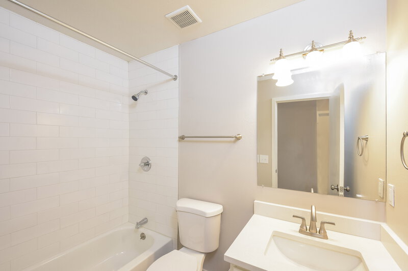 2,925/Mo, 4110 E 107th Pl Thornton, CO 80233 Bathroom View