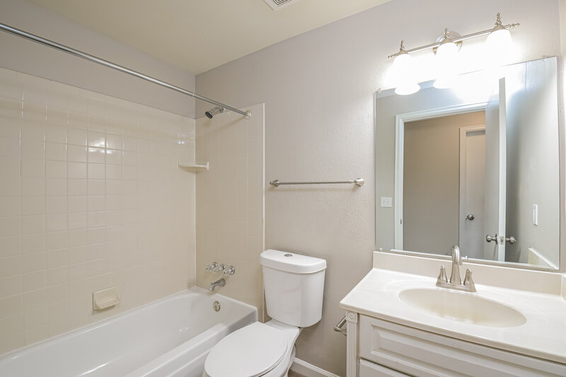 2,565/Mo, 4089 E 118th Ave Thornton, CO 80233 Bathroom View