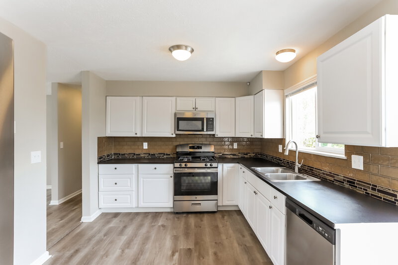 2,975/Mo, 2959 W 11th Avenue Cir Broomfield, CO 80020 Kitchen View