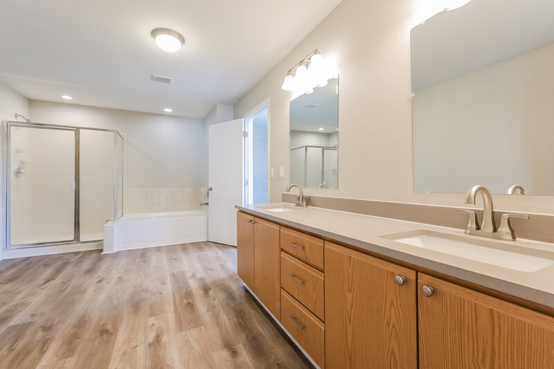 3,205/Mo, 15370 E 97th Pl Commerce City, CO 80022 Main Bathroom View