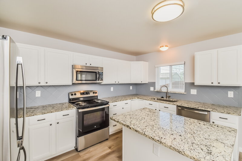 2,400/Mo, 7237 Moss Bluff Ct Fountain, CO 80817 Kitchen View 2
