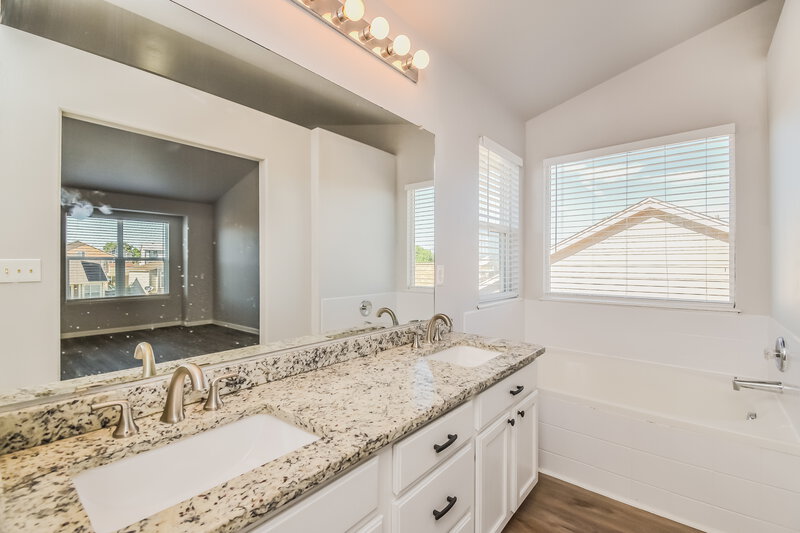 2,400/Mo, 7237 Moss Bluff Ct Fountain, CO 80817 Main Bathroom View