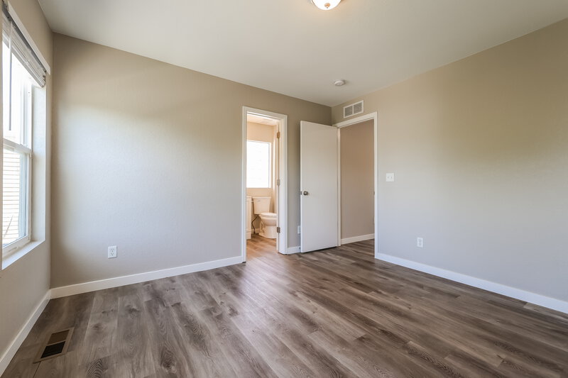 2,635/Mo, 18619 E 46th Pl Denver, CO 80249 Main Bedroom View 2