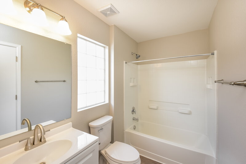 3,960/Mo, 18619 E 46th Pl Denver, CO 80249 Main Bathroom View