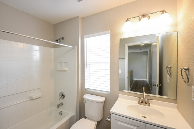 3,960/Mo, 18619 E 46th Pl Denver, CO 80249 Bathroom View