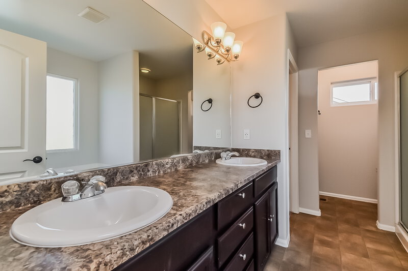 2,535/Mo, 6334 San Mateo Dr Colorado Springs, CO 80911 Main Bathroom View