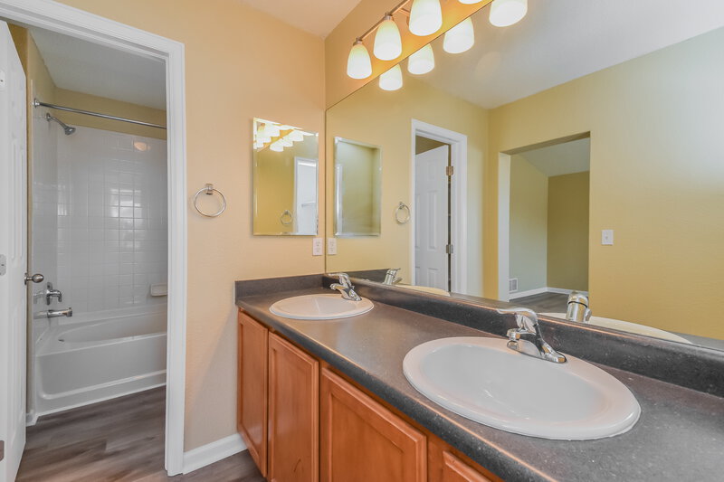 2,655/Mo, 7232 Withers Pl Colorado Springs, CO 80922 Main Bathroom View
