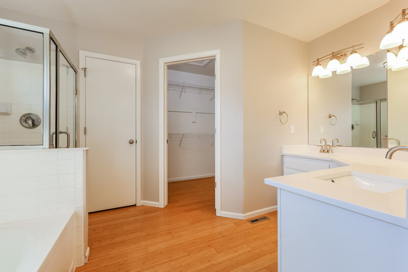 3,385/Mo, 19074 E Prentice Cir Centennial, CO 80015 Main Bathroom View