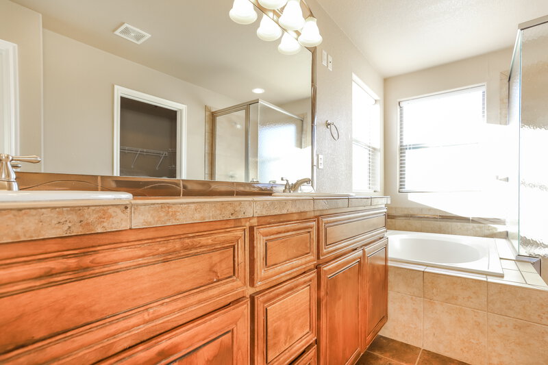 4,105/Mo, 1641 E 167th Ave Thornton, CO 80602 Main Bathroom View