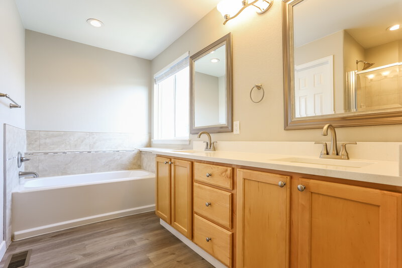 3,485/Mo, 22747 E Alamo Ln Aurora, CO 80015 Main Bathroom View