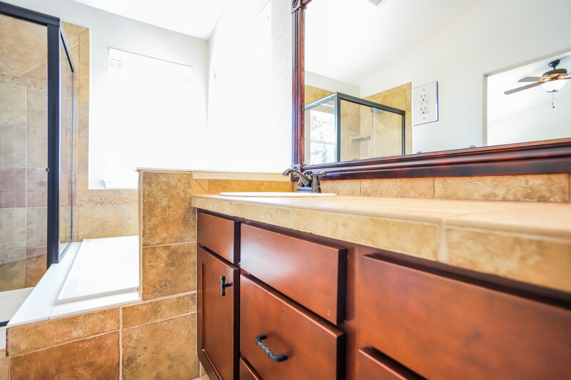 2,950/Mo, 7149 S Little River Ct Aurora, CO 80016 Main Bathroom View