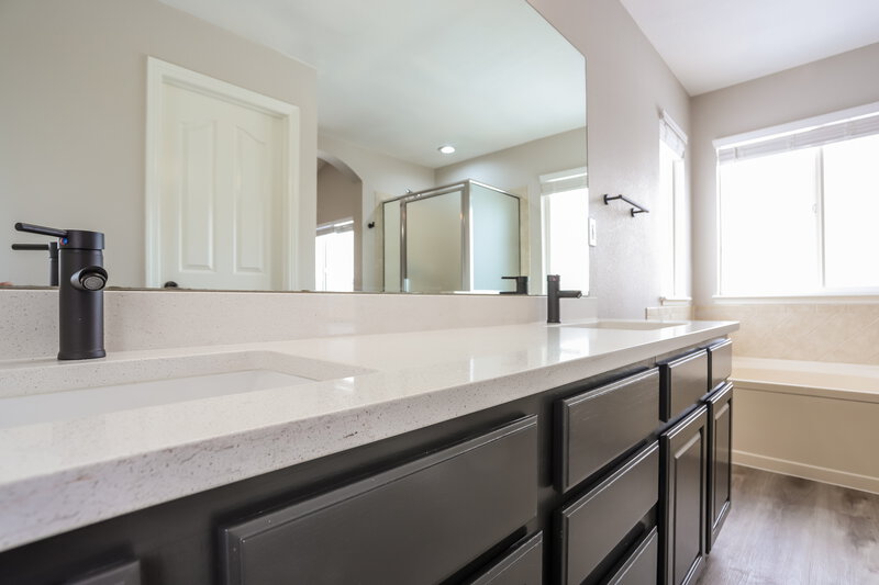 3,310/Mo, 12571 Kearney Cir Thornton, CO 80602 Main Bathroom View