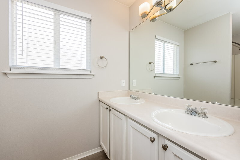 2,495/Mo, 6325 Ashridge Ct Colorado Springs, CO 80922 Main Bathroom View