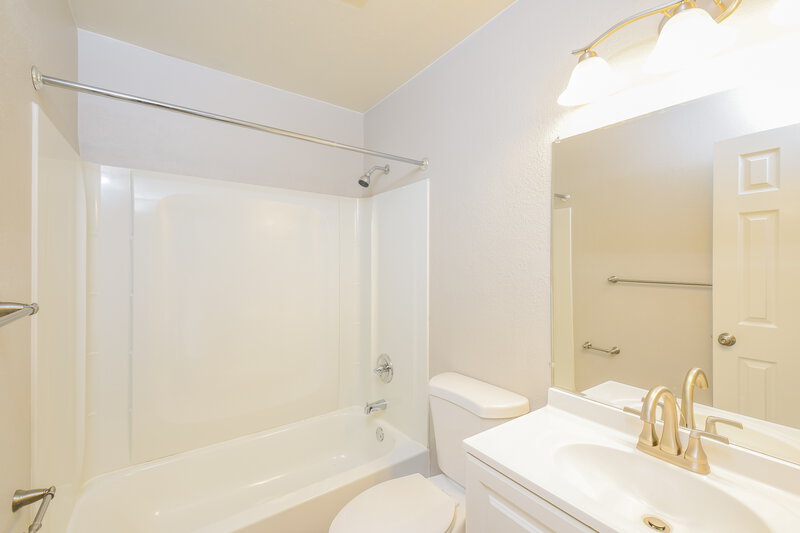 2,810/Mo, 4740 E 129th Cir Thornton, CO 80241 Main Bathroom View