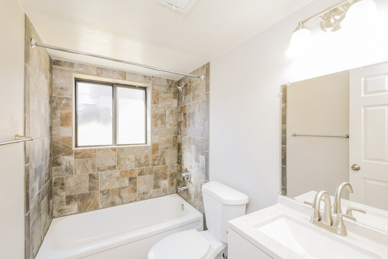 2,810/Mo, 4740 E 129th Cir Thornton, CO 80241 Bathroom View