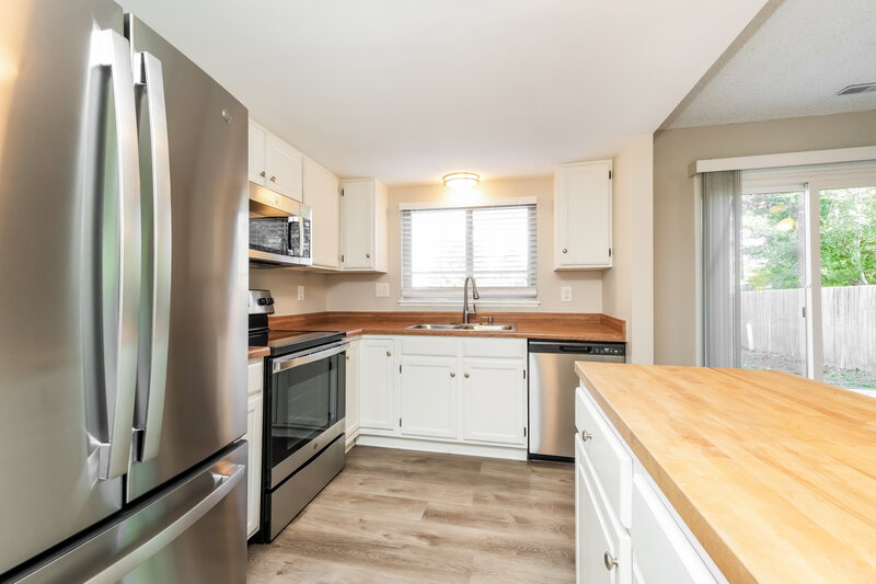 1,975/Mo, 3165 Post Oak Dr Colorado Springs, CO 80916 Kitchen View