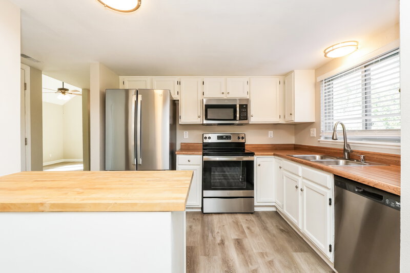 1,975/Mo, 3165 Post Oak Dr Colorado Springs, CO 80916 Kitchen View 2