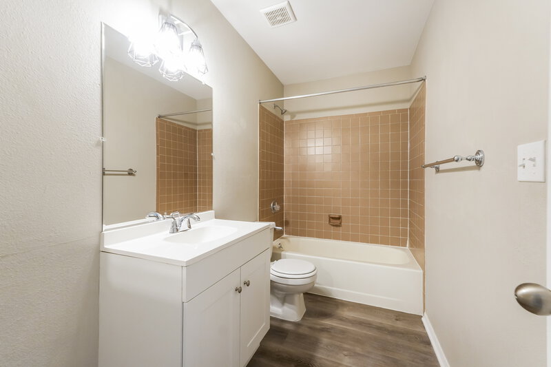 1,975/Mo, 3165 Post Oak Dr Colorado Springs, CO 80916 Main Bathroom View