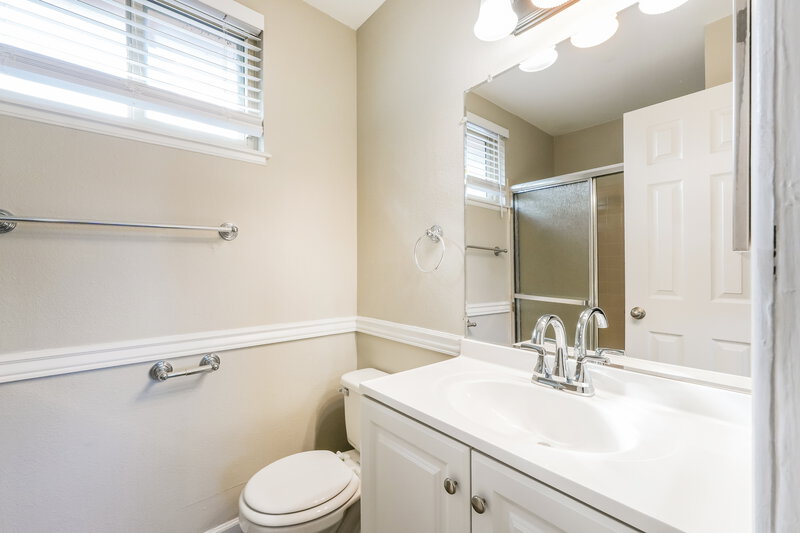 1,975/Mo, 3165 Post Oak Dr Colorado Springs, CO 80916 Bathroom View