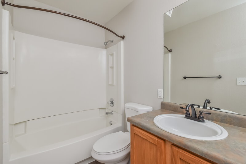2,545/Mo, 4682 Skywriter Cir Colorado Springs, CO 80922 Main Bathroom View