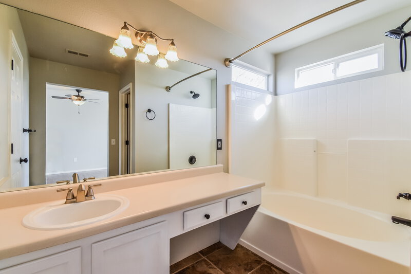 2,210/Mo, 5292 Mountain Air Cir Colorado Springs, CO 80916 Main Bathroom View