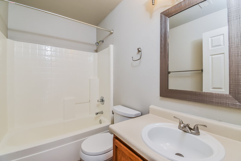 2,210/Mo, 5292 Mountain Air Cir Colorado Springs, CO 80916 Bathroom View