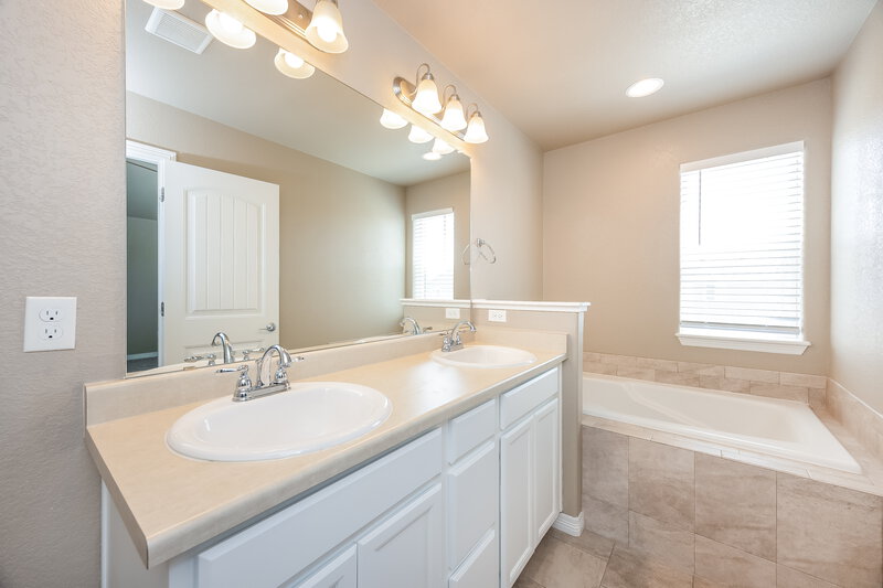 2,945/Mo, 6165 Fiddle Way Colorado Springs, CO 80925 Main Bathroom View
