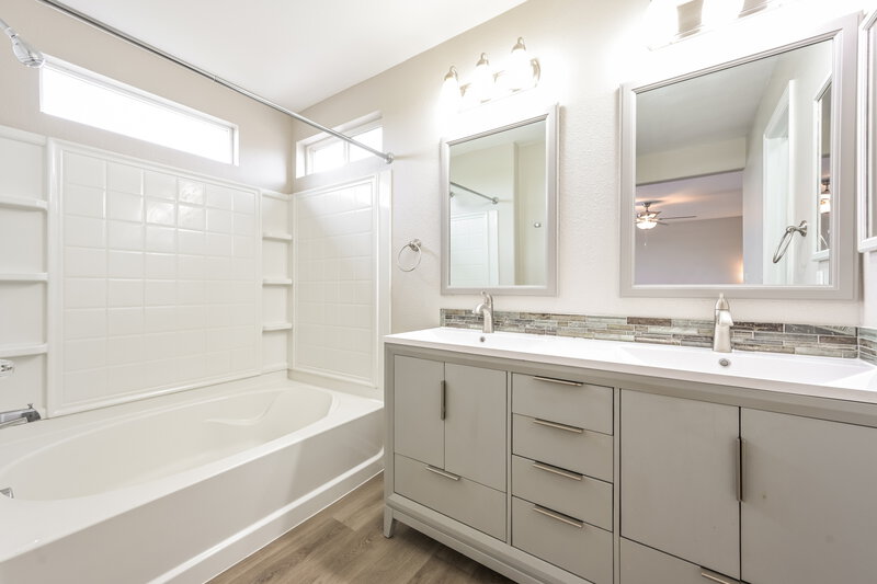 4,740/Mo, 24762 E Wyoming Cir Aurora, CO 80018 Main Bathroom View