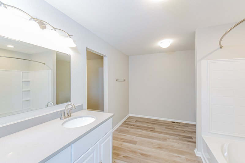 2,895/Mo, 5538 Iran St Denver, CO 80249 Main Bathroom View